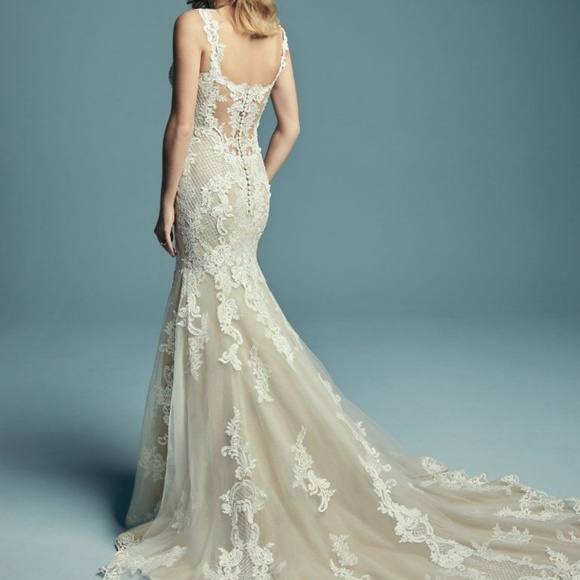 Gorgeous Maggie Sottero Lace Fit Wedding Dress - Picture 5 of 8